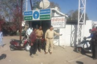 छत्तीसगढ़ इम्पैक्ट : कलेक्टोरेट के बाहर पुलिस ने संभाला मोर्चा, कहा खड़ी की गाड़ी तो कर देंगे चालान, देखें वीडियो...
