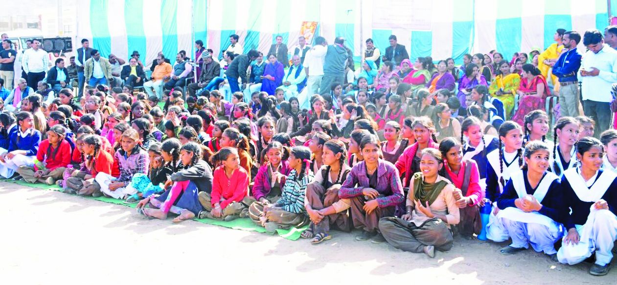 शहर स्थित राजबाग मैदान में सवाईमाधोपुर स्थापना दिवस कार्यक्र में मौजूद स्कूली बच्चे।