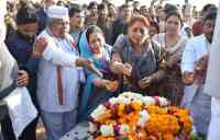 श्रीनिवास तिवारी के दर्शनों के लिए कतार, देखें तस्वीरें