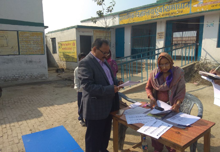 विद्यालय में फैली अव्यवस्था देखकर भड़के डीएम, बीएसए को दी प्रतिकूल प्रविष्टि | Dm Shrikant Mishra Adverse Entry To Bsa S P Yadav In Auraiya Up News