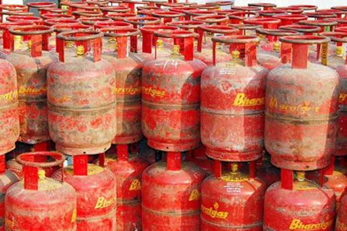 Bhilwara, bhilwara news, Watchmen hostage 110 gas cylinders looted in bhilwara, Latest news in bhilwara, Bhilwara News in hindi, Hindi News in bhilwara, Latest hindi news in bhilwara