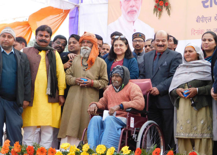 केंद्रीय मंत्री मेनका गांधी ने दिव्यांगों को बांटे उपकरण