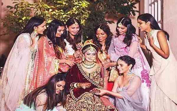 अए हए ! बालों में गजरा, मांगटीका लगाकर चौदहवी का चांद बनी आलिया!! दोस्त की शादी में जमाई महफिल