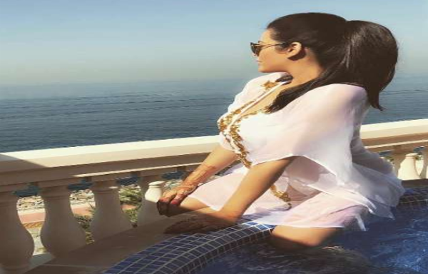 अब संजय दत्त की बेटी ने भी छोडी शर्म, तस्वीरें हो रही वायरल