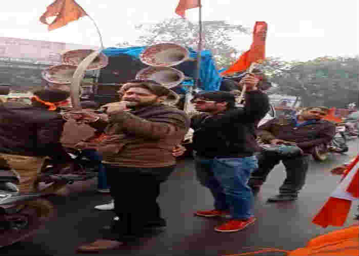 तलवार लिए शिवसैनिक का खुलेआम ऐलान, शिवसैनिकों के शक्ति प्रदर्शन का वीडियो वायरल