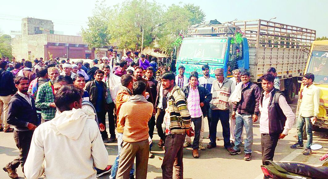 सवाईमाधोपुर के कृषि उपज मण्डी गेट के सामने सड़क पर जमा किसान।