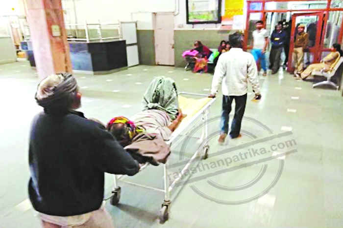 Bhilwara, bhilwara news, Stretchermen not found MGH in bhilwara, Latest news in bhilwara, Bhilwara News in hindi, Hindi News in bhilwara, Latest hindi news in bhilwara