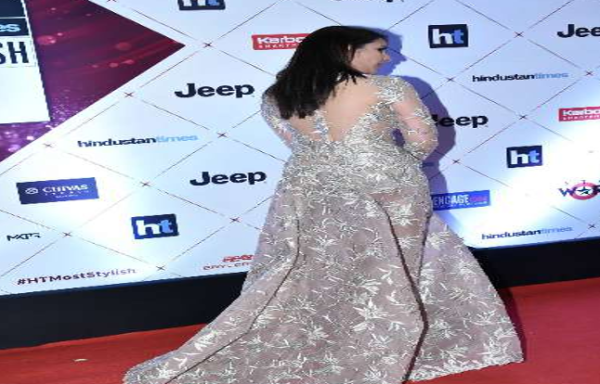 अवॉर्ड समारोह में परिणीति ने पहनी ऐसी ड्रेस, चाहकर भी नहीं छिपा पाई...अवॉर्ड समारोह में परिणीति ने पहनी ऐसी ड्रेस, चाहकर भी नहीं छिपा पाई...
