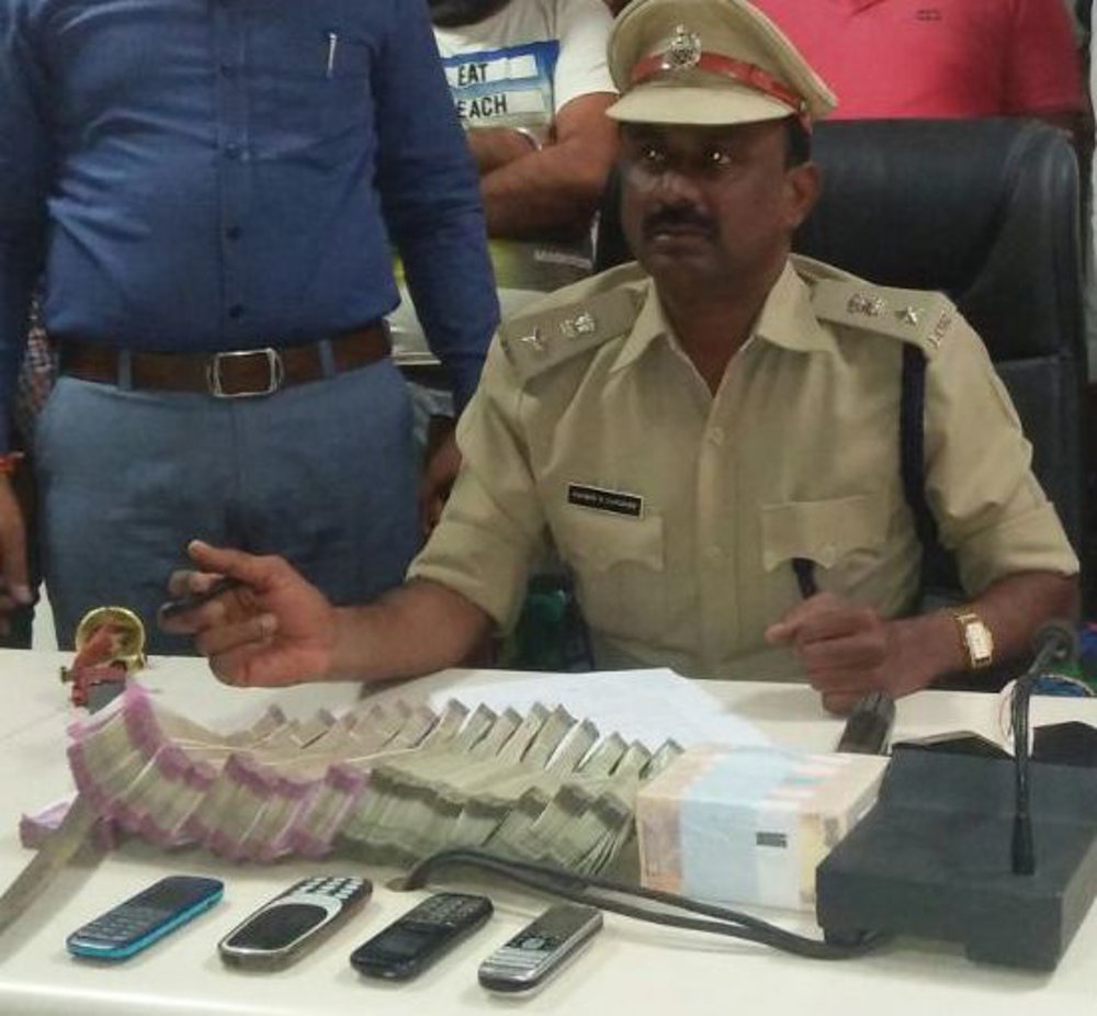 22 lakh rupees looted from the bandit