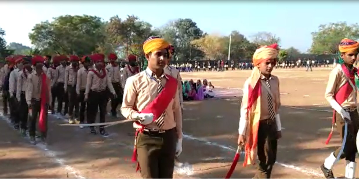 video : यहां मेवाड़ी साफे में सजे-धजे स्कूली छात्रों ने हाथों में तलवारों से दी राष्ट्रध्वज को सलामी, आप भ्ाी देखें ये अनूठी परेड