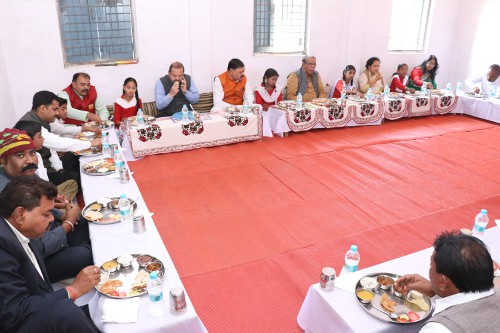 स्कूल में मंत्री के सेवा सत्कार में लगे सीईओ ने बच्चों के साथ कर दिया ऐसा...