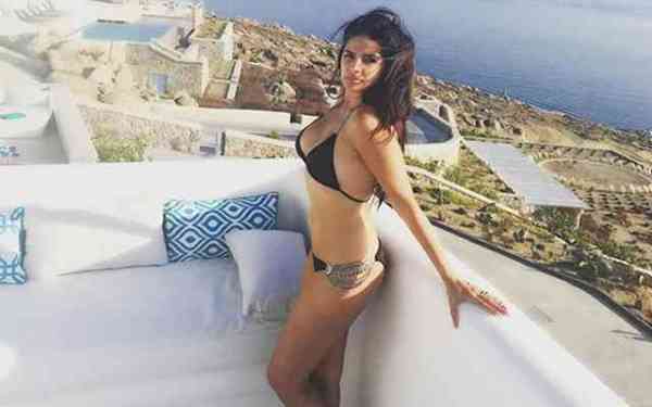 पुराने जमाने की मशहूर एक्ट्रेस मुमताज की बेटी भी कुछ कम नहीं हैं जलवे बिखरने में, बिकनी तस्वीरें वायरल