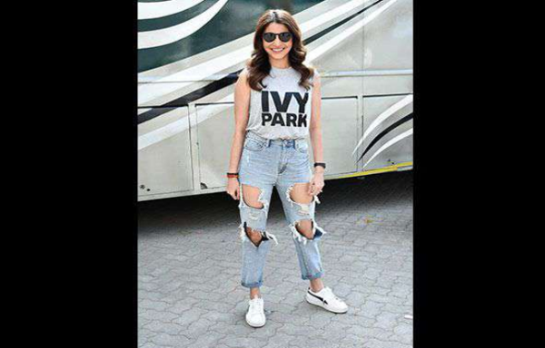 शादी के बाद बदला अनुष्का का अंदाज, पहने ऐसे कपड़े, रह जाएंगे हैरान