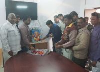 समदड़ी पंचायत समिति में शहीद दिवस पर श्रद्वाजंलि अर्पित करते कार्मिक