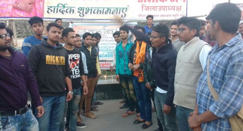 श्रद्धांजलि देते एबीवीवी कार्यकर्ता