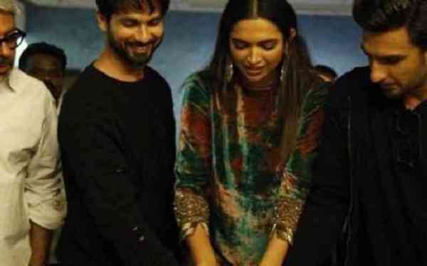 पद्मावत हिट होने की खुशी में दीपिका रणवीर और शाहिद ने की जमकर पार्टी, अलग रंग में दिखे भंसाली