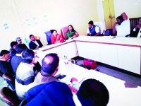 खण्डार पंचायत समिति की साधारण सभा में उपस्थित लोग । 