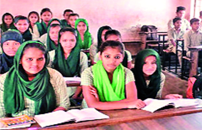 gujrat sanskrit school, Muslim School In Gujrat, Muslim Student in sanskrit school, muslim read sanskrit mantra, education, exam 2018, Result 2018, sanskrit shloka in muslim school,