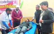 सवाईमाधोपुर के गर्ग हॉस्पिटल में लगे शिविर में रक्तदान करते रक्तदाता।