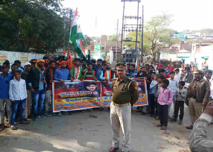 फतेहपुरसीकरी में रोकी गई तिरंगा यात्रा, मौके पर पहुंचे एसडीएम