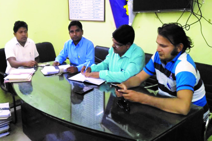 पीएम आवास के नाम पर सरपंच ने हितग्राहियों से लिया रुपया, वहीं आवास मित्रों ने भी लगाया चूना, पढि़ए खबर...