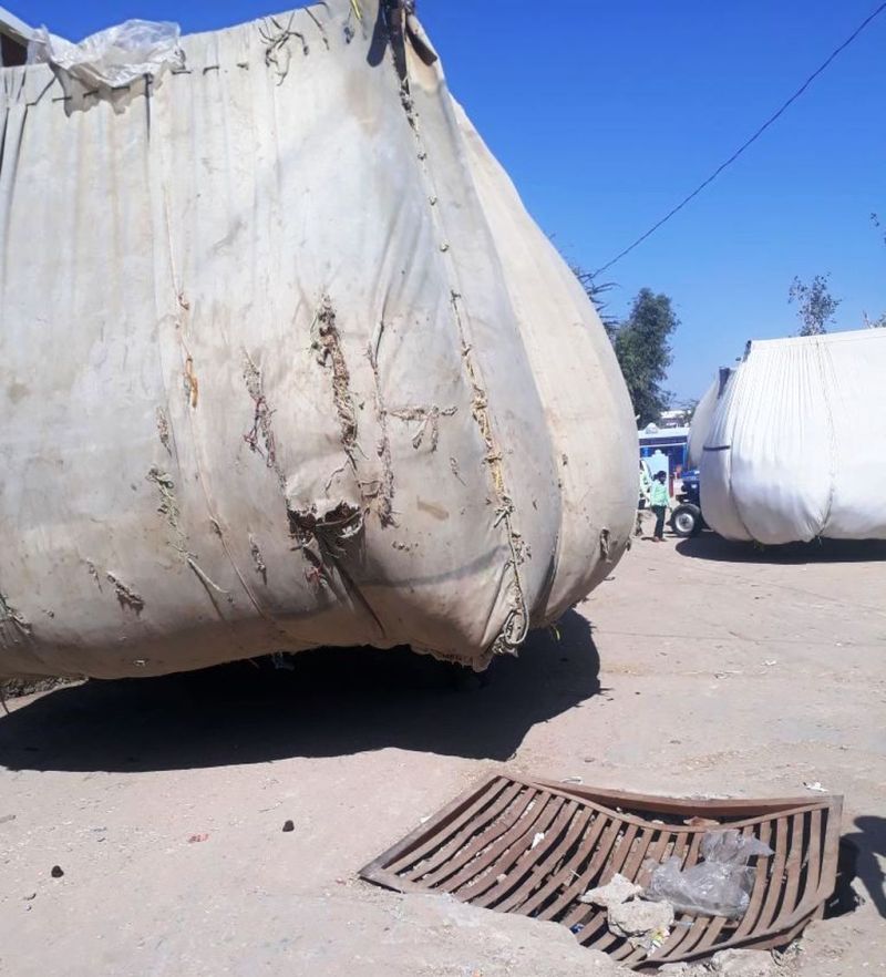 ओवरलोड तूड़ी से भरे वाहन