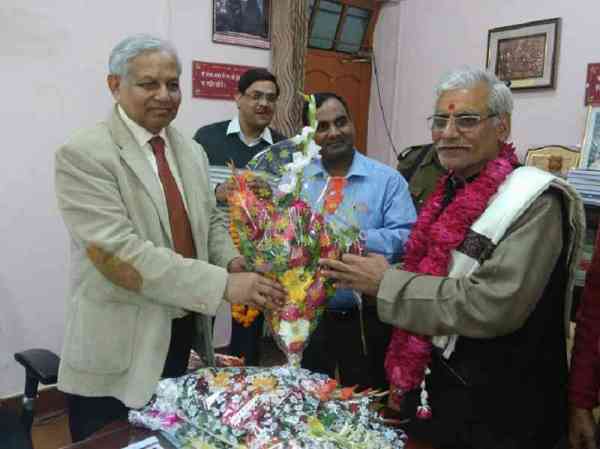 काशी विद्यापीठ के वीसी डा.पी नाग व संस्कृत विश्वविद्यालय के वीसी प्रो.यदुनाथ प्रसाद दुबे ने एक-दूसरे का कार्यकाल बढऩे पर बधाई दी