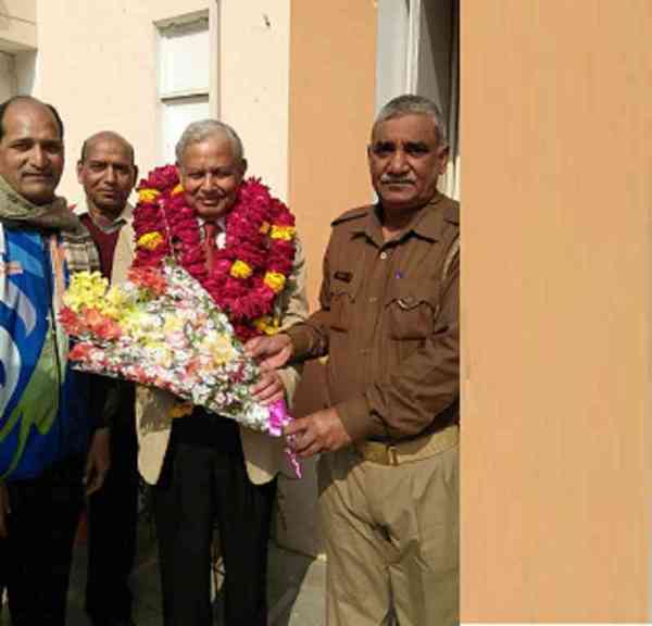 महात्मा गांधी काशी विद्यापीठ के वीसी डा.पी नाग का कार्यकाल बढऩे पर शिक्षकों व कर्मचारियों ने दी बधाई