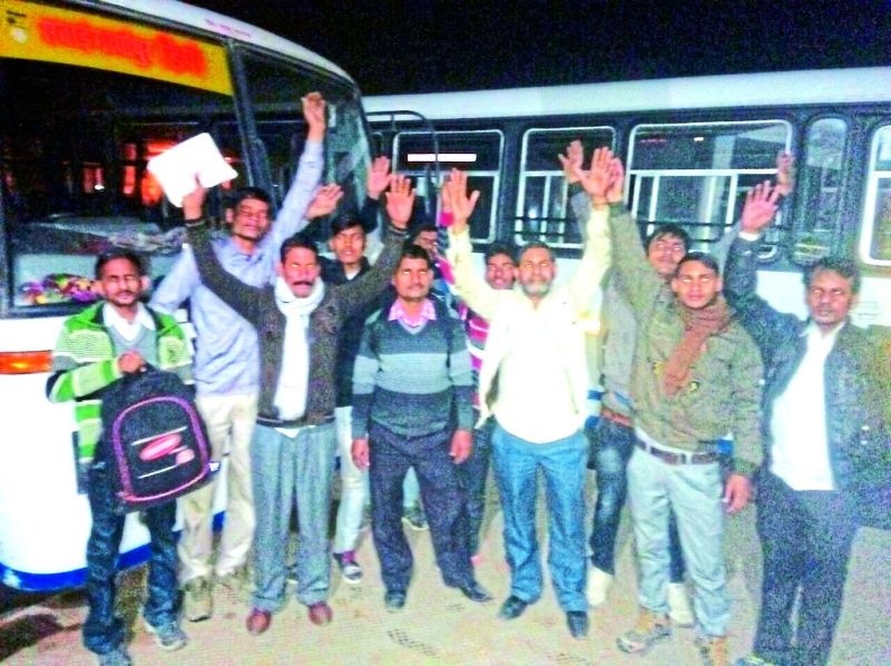 हंगामा करते यात्री।