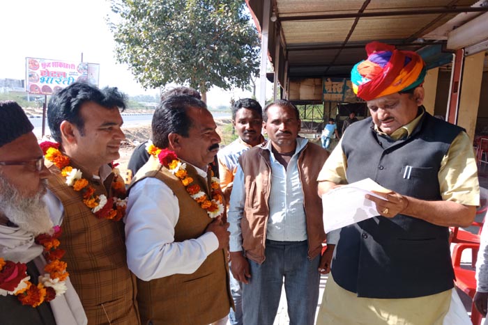 रेल के लिए पोस्ट कार्ड लिखवाया