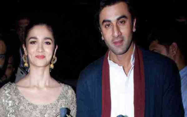 बॅायफ्रेंड को छोड़ आलिया रणबीर संग बिता रही हैं अपना कीमती वक्त, कर रही हैं ये कारनामें...