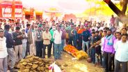  शव को रोड किनारे रखकर प्रदर्शन करते समाज के लोग।