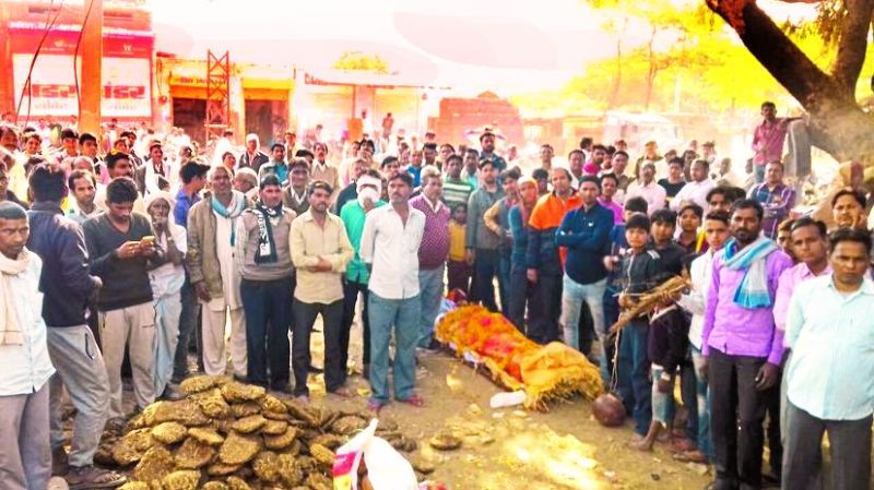 शव को रोड किनारे रखकर प्रदर्शन करते समाज के लोग।