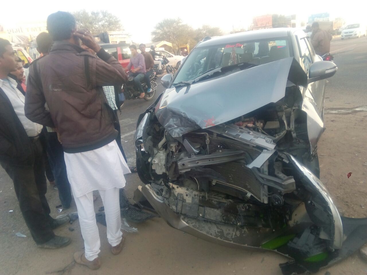 Road accident : दो कारों में भिड़ंत, चालक घायल