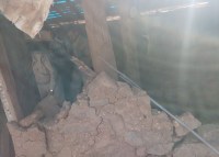 हाथियों ने फिर मचाया उत्पात, पहले स्कूल का बाउंड्रीवाल तोड़ा, फिर दो मकानों पर बोला धावा