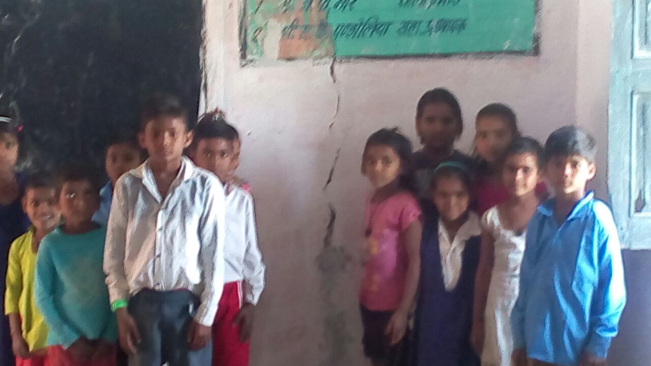 School building is unique students sit in the grounds, news in hindi, mp news, dabra news