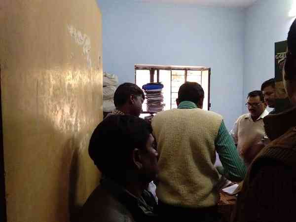 डीआईओएस दफ्तर में ड्यूटी बदलवाने की भीड़