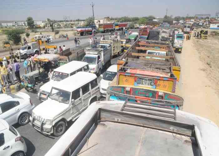traffic jam in rajasthan due to checking of vehicles in haryana