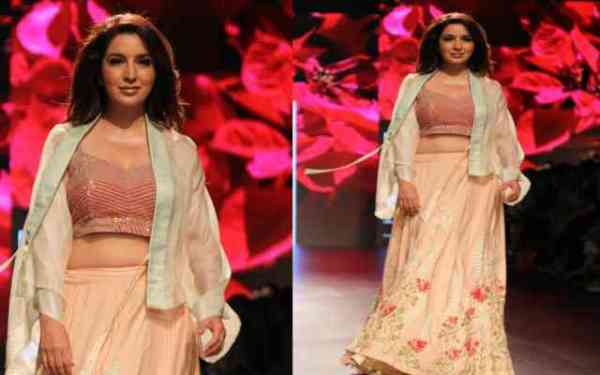 LFW 2018: जब करीना और कंगना में हुई टक्कर, रैंप पर बिखेरे खूबसूरती के जलवे!!!