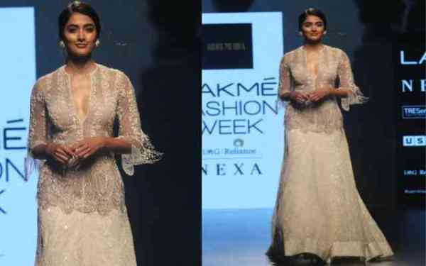 LFW 2018: जब करीना और कंगना में हुई टक्कर, रैंप पर बिखेरे खूबसूरती के जलवे!!!