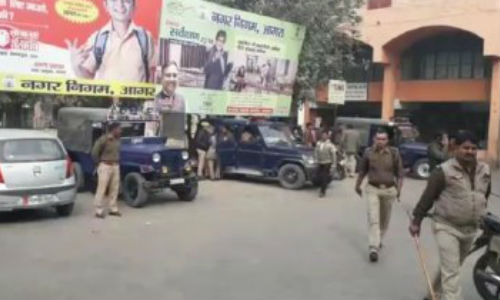 कासगंज हिंसा: मुसलमानों की तिरंगा यात्रा रोकने के लिए शहीद स्मारक बना छावनी, देखें वीडियो