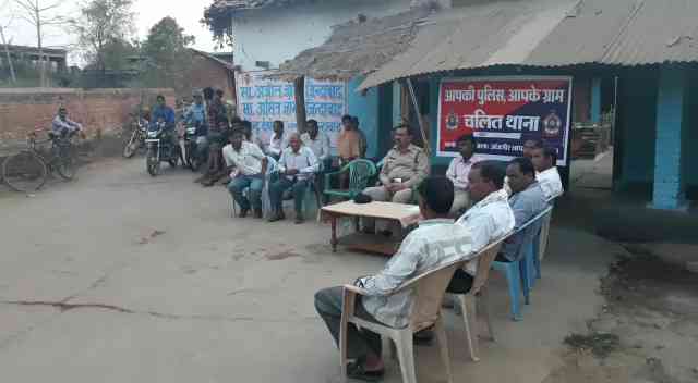 सामुदायिक पुलिसिंग के तहत गांवों में कैंप लगाकर पुलिस कर रही लोगों को अलर्ट