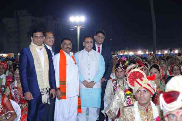 502 couples married together..