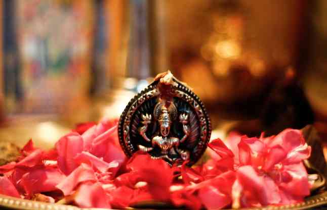 how to worship goddess lakshmi, vastu tips in hindi
