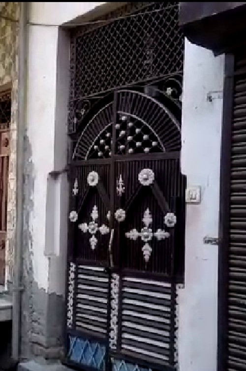 husband committed suicide in front of wife home