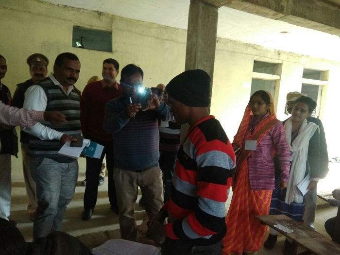 यूपी बोर्ड एग्जाम के दैरान औचक निरीक्षण करने पहुंचे जिलाधिकारी, गिरफ्त में आया मुन्ना भाई