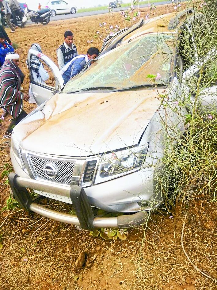 हादसे में क्षतिग्रस्त कार