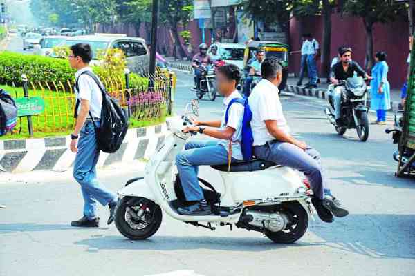 without-licenses-and-helmets-surat-students-are-driving-vehicle