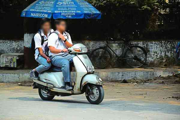 without-licenses-and-helmets-surat-students-are-driving-vehicle