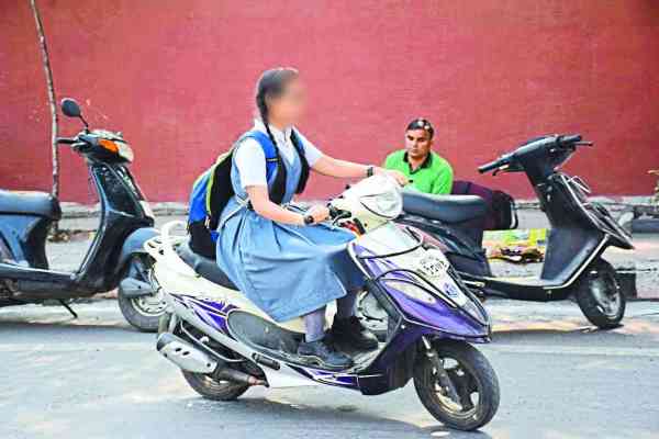 without-licenses-and-helmets-surat-students-are-driving-vehicle